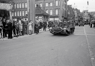 853190 Afbeelding van de doortocht van de geallieerden, op de Catharijnebrug te Utrecht; op de achtergrond het Vredenburg.